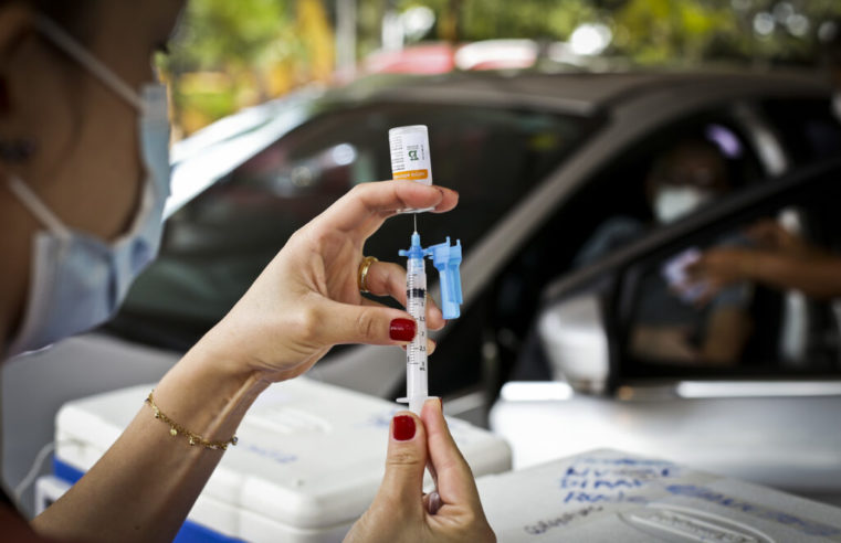 Mais de 2.600 pessoas foram vacinadas contra covid-19 nesta quinta-feira