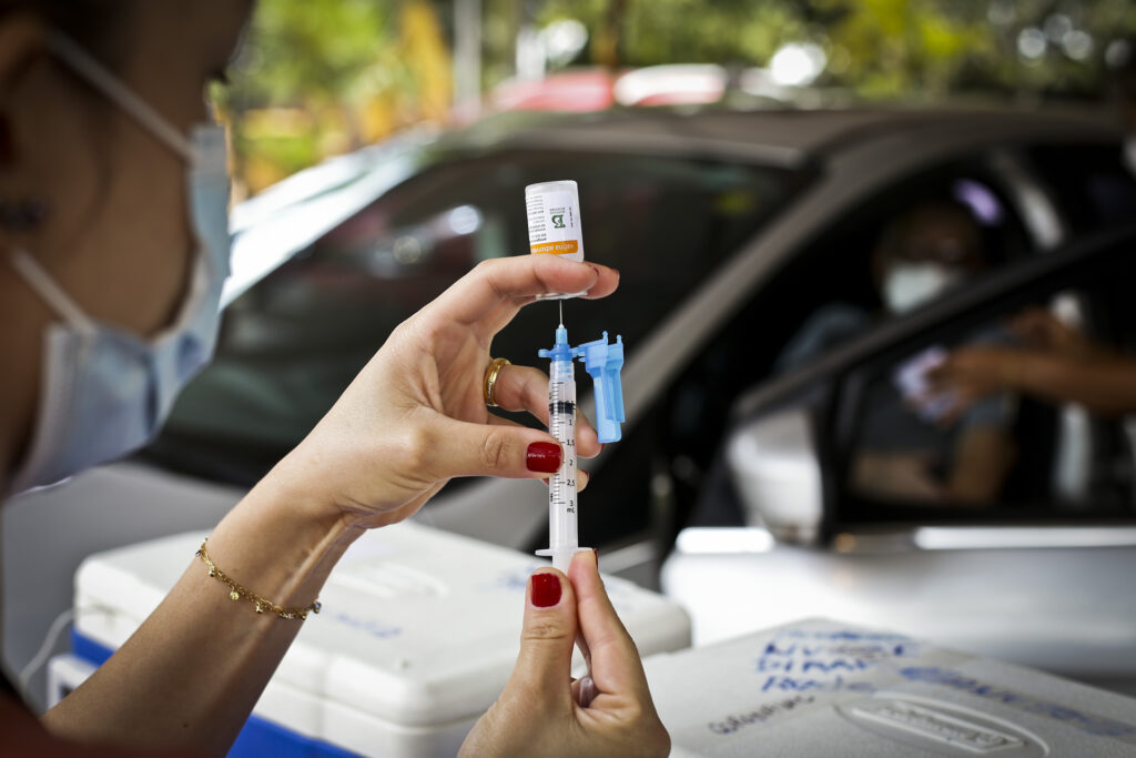 Mais de 2.600 pessoas foram vacinadas contra covid-19 nesta quinta-feira