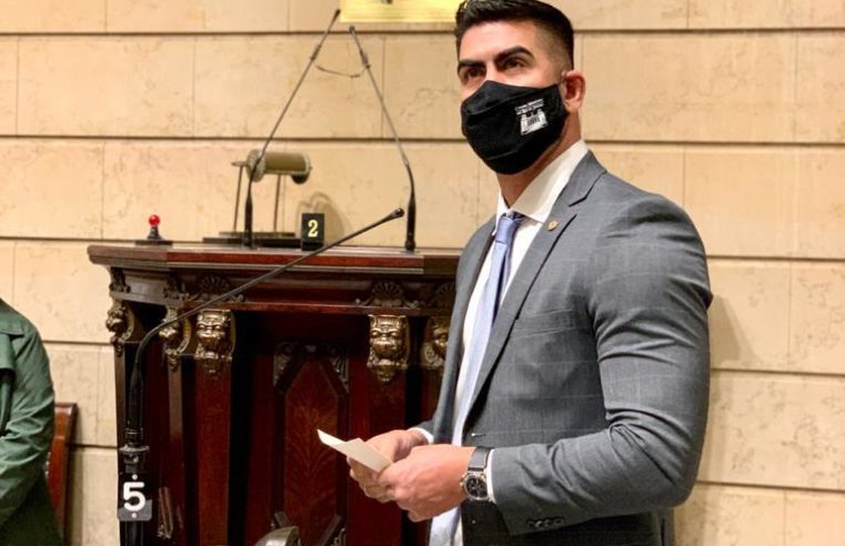 Vereador Marcelo Diniz toma posse na Câmara Municipal do Rio após cassação do Dr. Jairinho