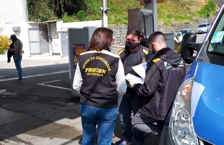 Postos de gasolina recebem fiscalização do Procon Petrópolis