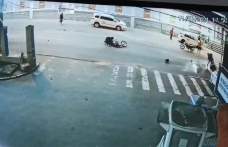 Motociclista atropela homem na faixa de pedestres e foge sem prestar socorro