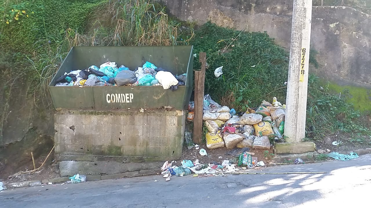 Falta de coleta de lixo incomoda moradores da Rua Waldemar Ferreira da Silva
