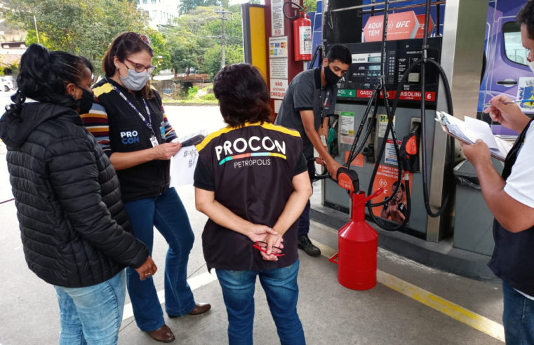 Procon Petrópolis realiza nova operação de fiscalização em postos de combustíveis