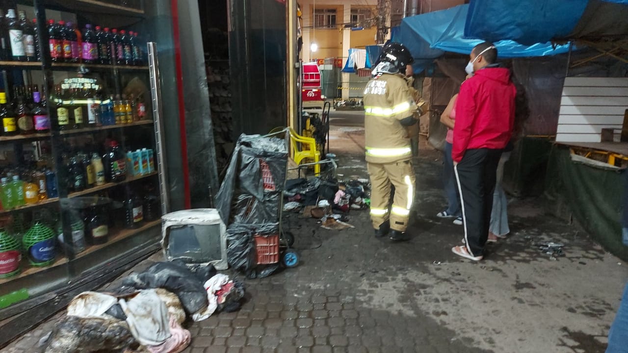Proprietária de bazar que pegou fogo contabiliza prejuízos