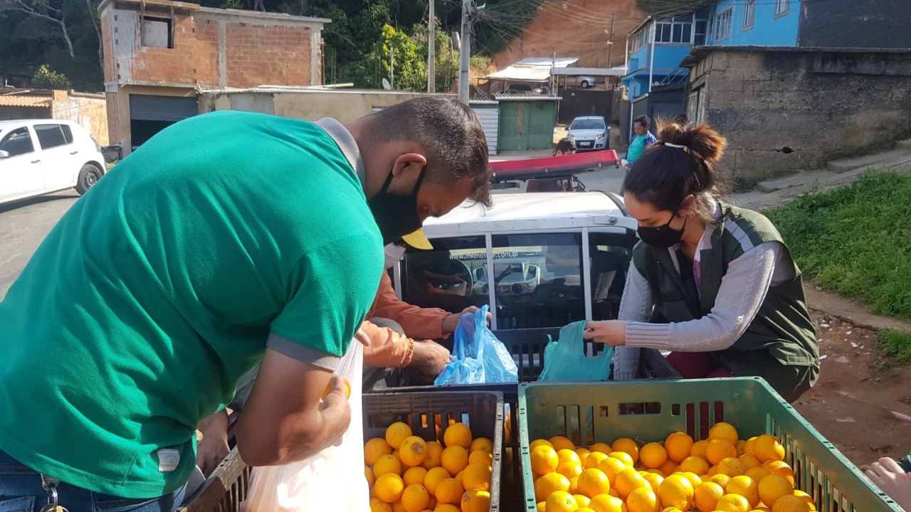 Produtor rural doa à Prefeitura mais duas toneladas de laranjas e tangerinas: frutas foram distribuídas a moradores do Atílio Marotti
