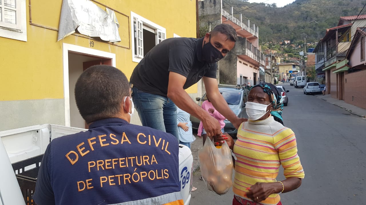 Mais duas comunidades ganham distribuição de frutas