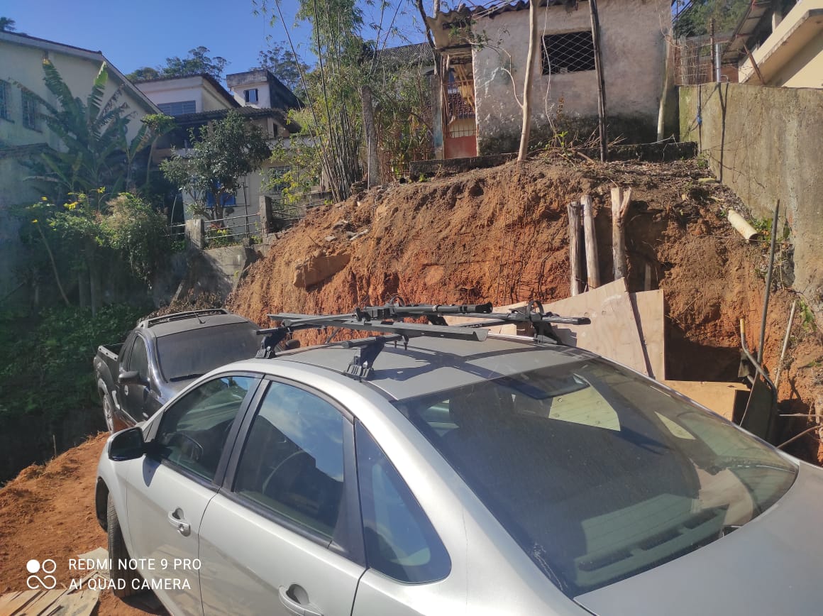 Denúncia feita ao Linha Verde leva polícia a identificar corte de talude e movimentação de terra em servidão da Coronel Veiga