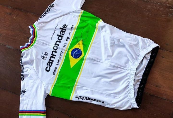 Henrique Avancini doa camisa autografada para Frente Nacional de Combate ao Câncer, clínica social em Petrópolis