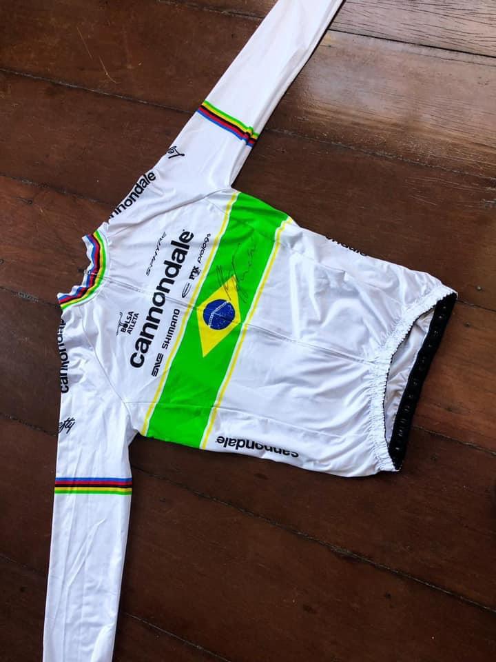 Henrique Avancini doa camisa autografada para Frente Nacional de Combate ao Câncer, clínica social em Petrópolis