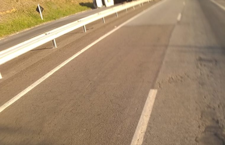 Caminhão de sucata tomba na BR-040, na altura de Areal