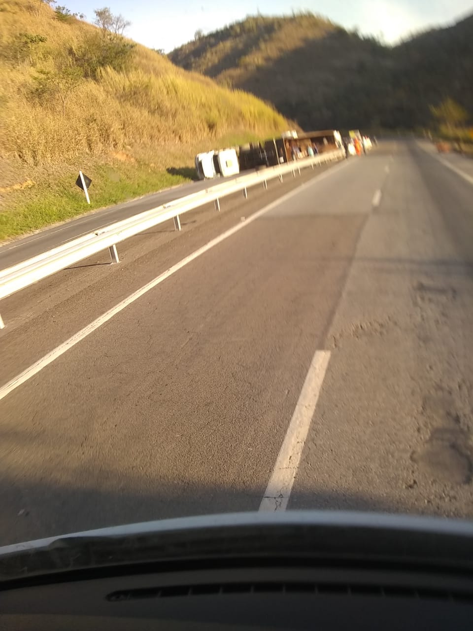Caminhão de sucata tomba na BR-040, na altura de Areal
