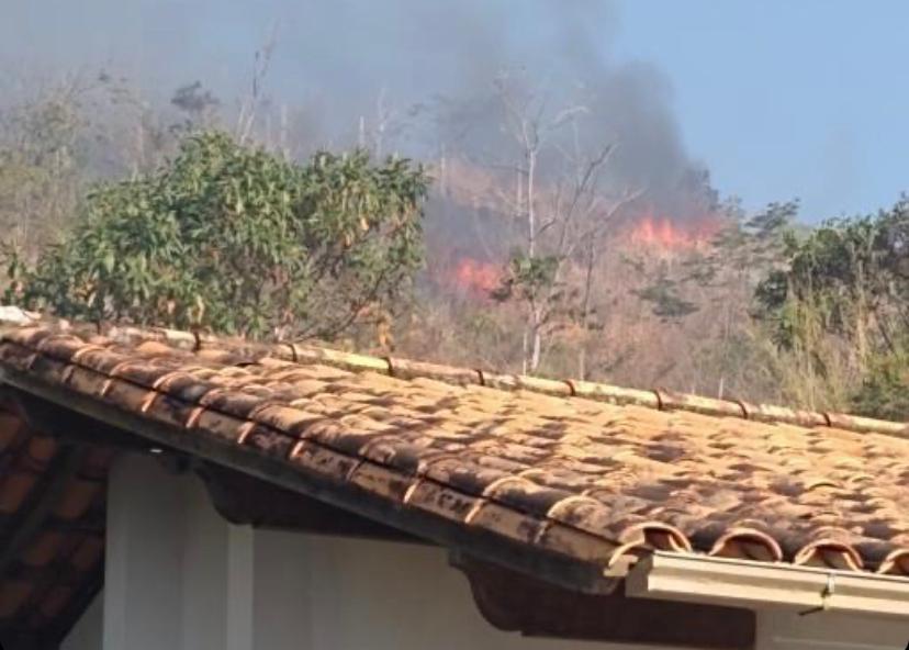 Após alerta da Defesa Civil queimada é registrada em Itaipava