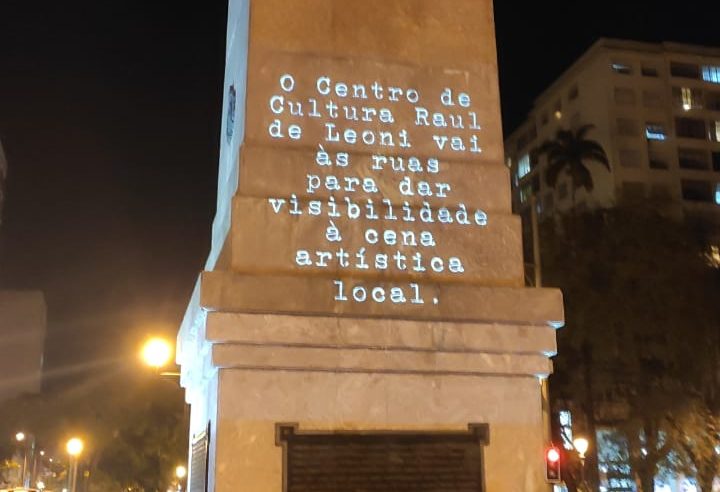 Projeção de trovas no Obelisco marca o lançamento do “CDC Por Aí”