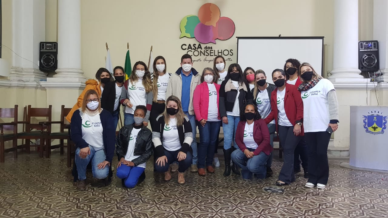 Crianças assistidas pelo Programa Criança Feliz recebem certificados