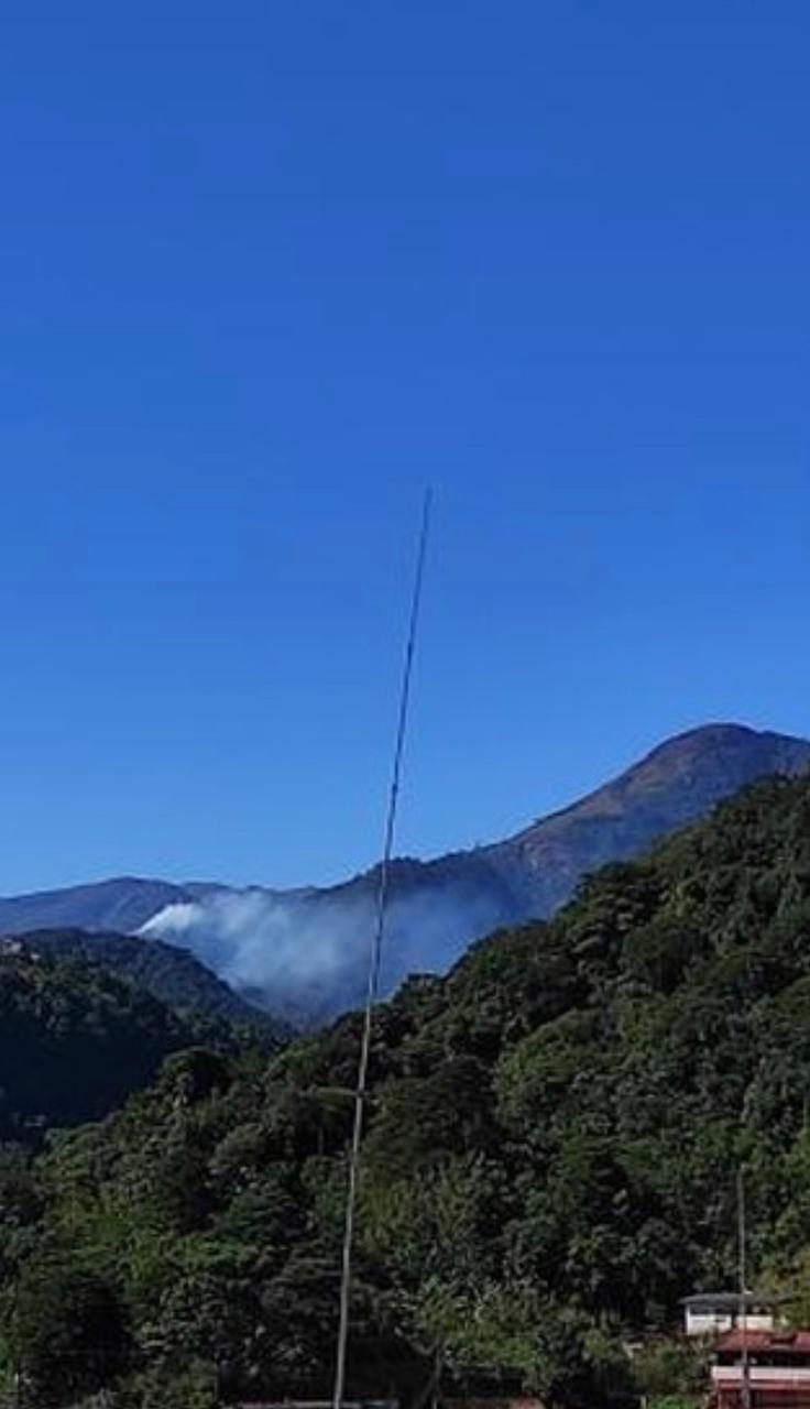 Pelo menos três queimadas são registradas na tarde de hoje (26) em Petrópolis