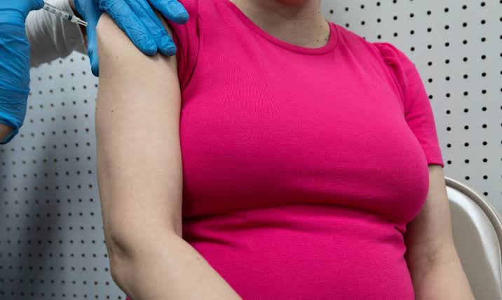Vacinação covid: mulheres  que engravidaram após a primeira dose da AstraZeneca devem concluir esquema vacinal com a Pfizer