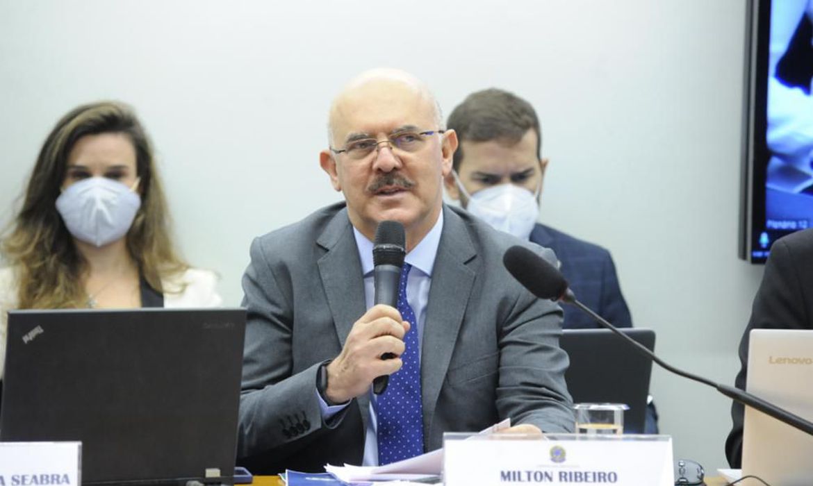 Ministro da Educação diz não se opor à conectividade em escolas