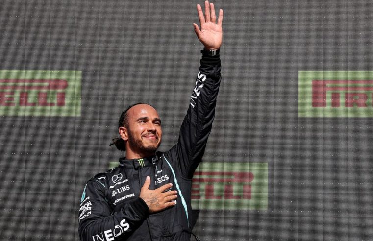 Hamilton é vítima de ofensas racistas nas redes após GP da Inglaterra