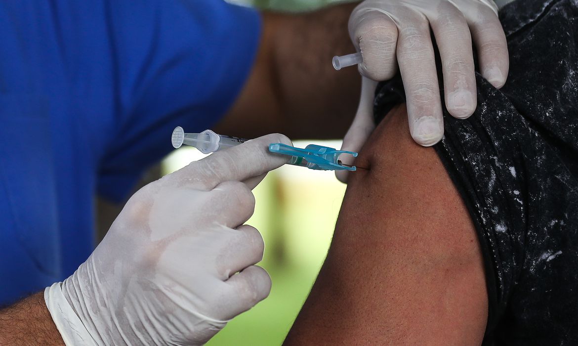 Vacinação contra Influenza começa para idosos acima de 60 anos