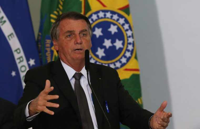 Bolsonaro passa por exames para investigar soluços