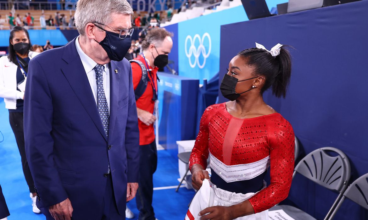 Presidente do COI, Thomas Bach, elogia coragem de Simone Biles