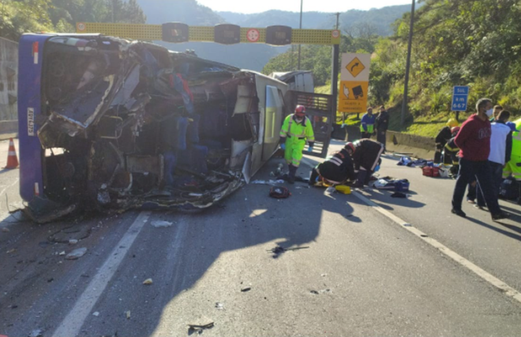 Ônibus do time do Umurama Futsal tomba e deixa 2 mortos e 20 feridos