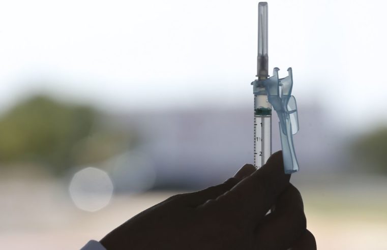 SP antecipa vacinação de adultos e anuncia doses para adolescentes