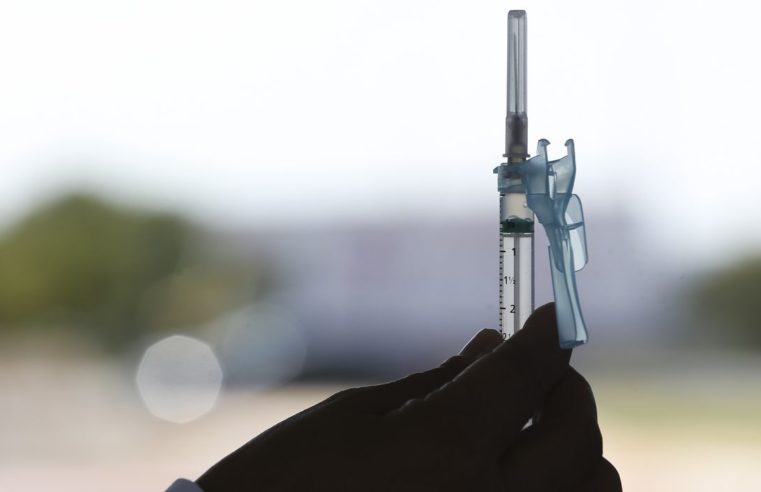 Rio vacina pessoas com 40 a 42 anos contra covid-19 nesta semana