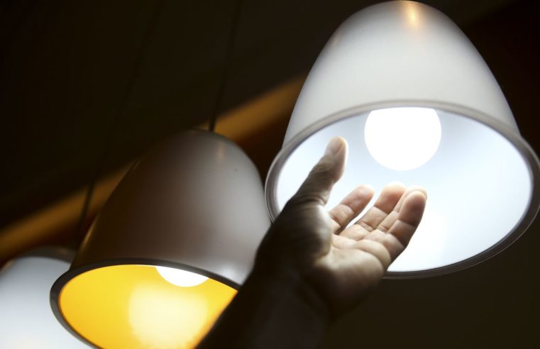 Conta de energia elétrica continuará na bandeira vermelha 2 em setembro
