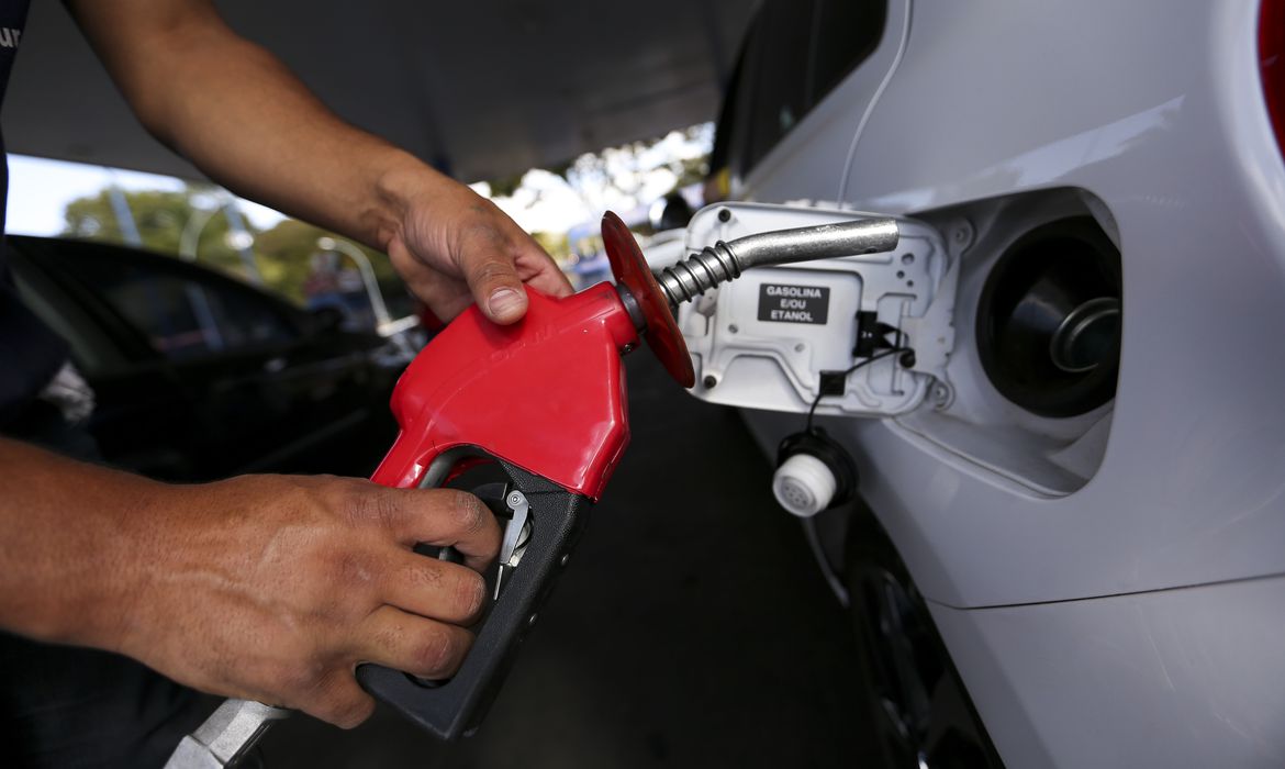 Litro da gasolina sobe R$ 0,09 nas refinarias da Petrobras
