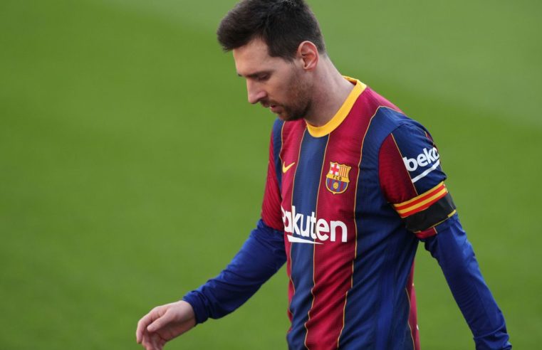 Barcelona anuncia saída de Messi por obstáculos contratuais