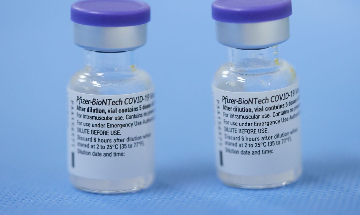 Dois aviões com vacinas da Pfizer chegam ao aeroporto de Campinas