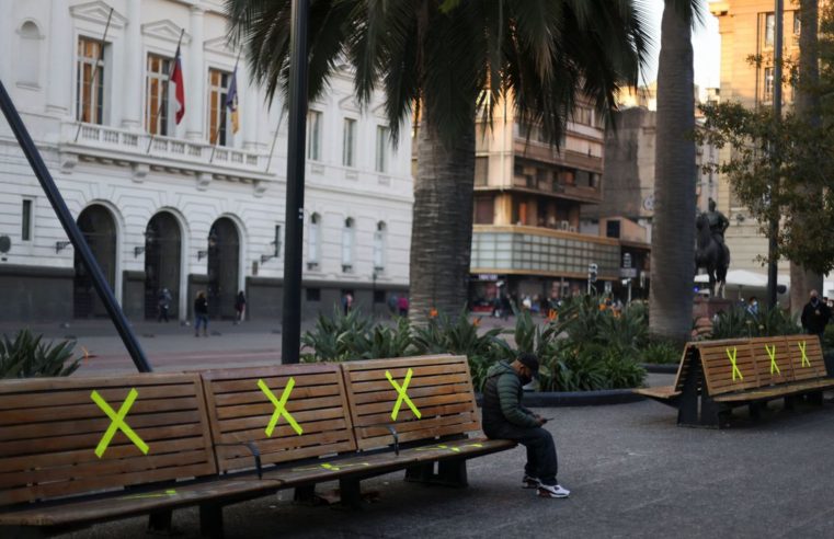 Idosos no Chile começam a tomar terceira dose da CoronaVac