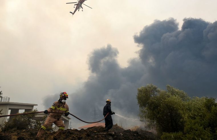 Milhares fogem na Grécia por causa de incêndios florestais