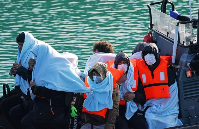 Mais de 800 migrantes são interceptados no Canal da Mancha em um dia
