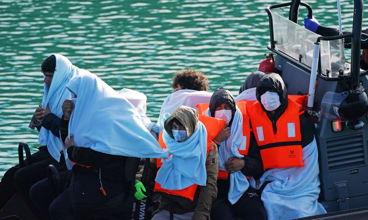 Mais de 800 migrantes são interceptados no Canal da Mancha em um dia