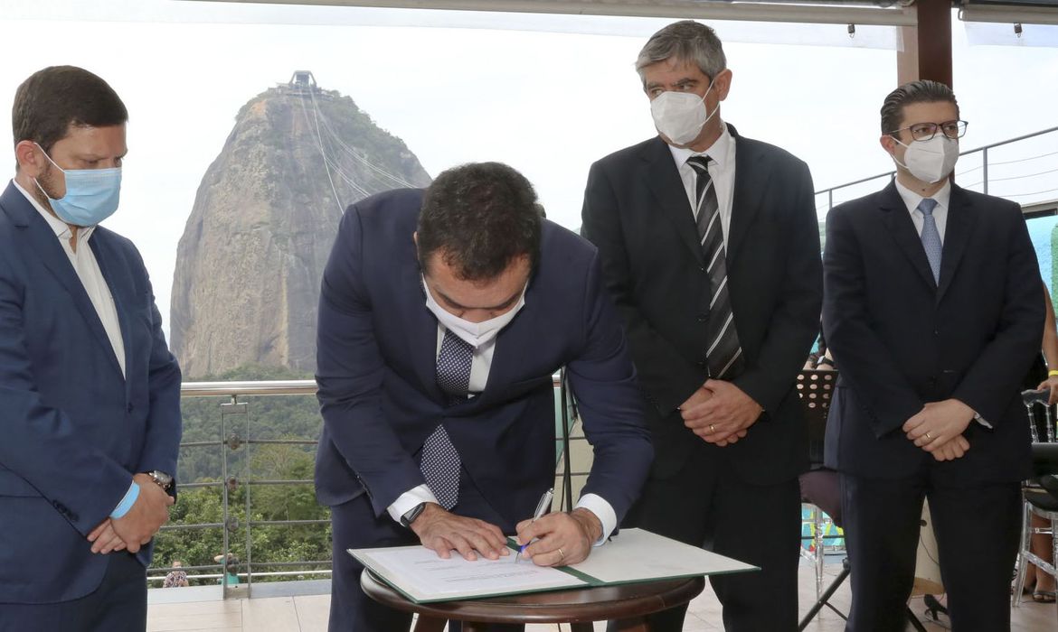 Governo do Rio assina concessão dos serviços de água e esgoto