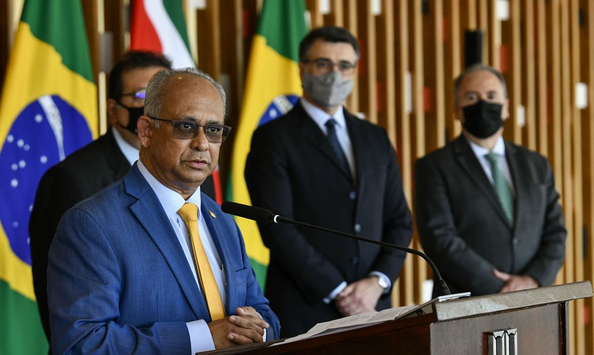 Brasil pode colaborar com Suriname no setor do petróleo, diz ministro