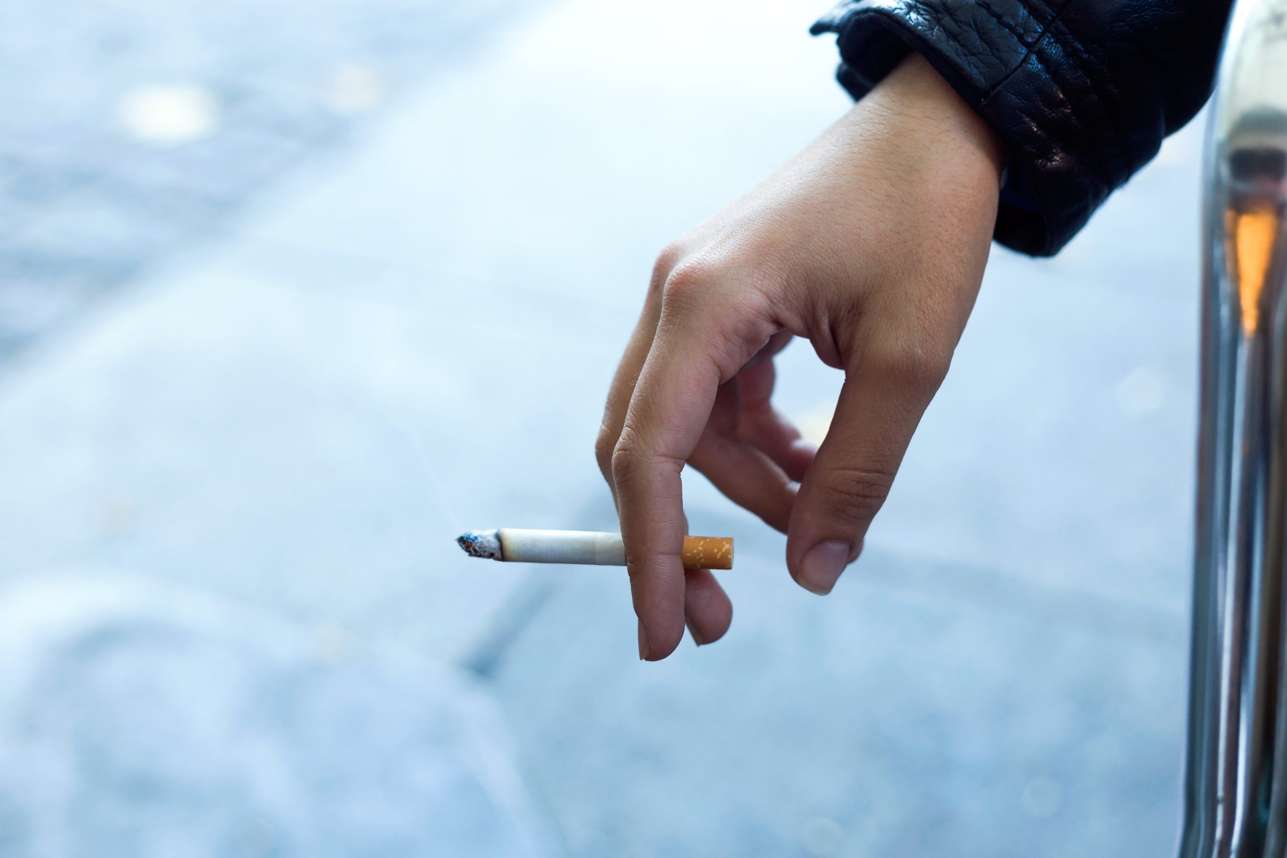 Estudo mostra como aumento de impostos sobre cigarros reduz perda de produtividade e gastos com o sistema de saúde no Brasil