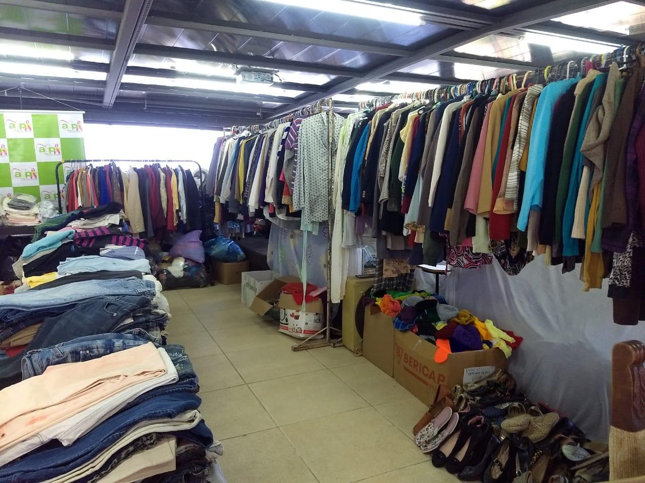 Centro de acolhimento da APPO recebe outlet beneficente com até 70% de desconto em peças jeans