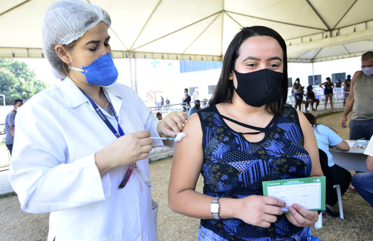 Nova Iguaçu vacina pessoas de 24 anos nesta quarta-feira (18)