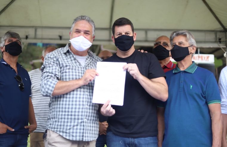 Prefeito Hingo Hammes entregou, na tarde deste sábado (28), o documento de doação de uma rua projetada – mas que nunca foi construída – no meio da Feirinha de Itaipava
