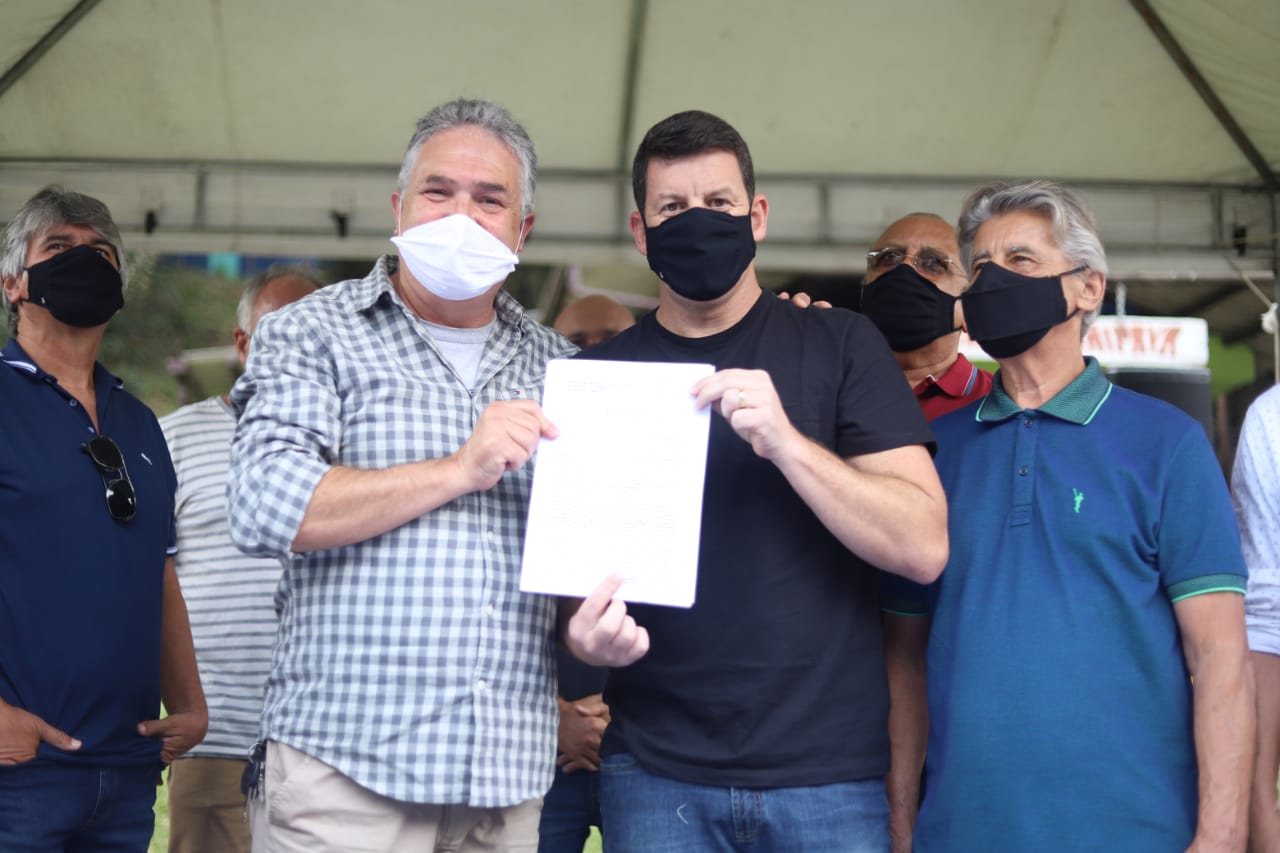 Prefeito Hingo Hammes entregou, na tarde deste sábado (28), o documento de doação de uma rua projetada – mas que nunca foi construída – no meio da Feirinha de Itaipava
