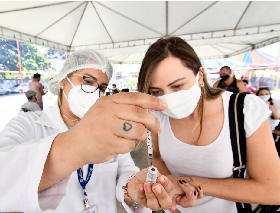 Nova Iguaçu vacina pessoas entre 27 e 29 anos nesta semana