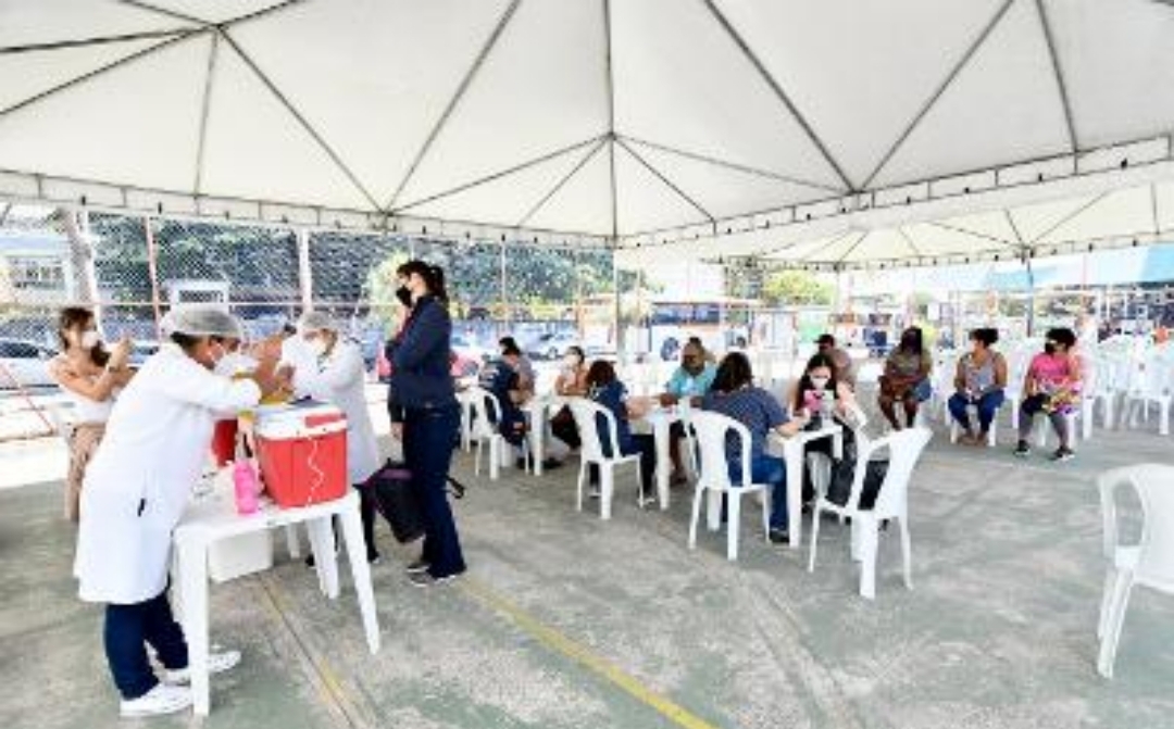 Nova Iguaçu vacina pessoas de 18 a 21 anos contra Covid-19 nesta semana