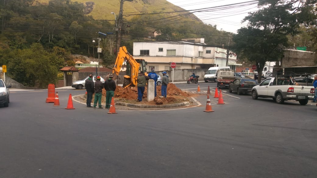 Prefeitura inicia construção de rotatória no Carangola
