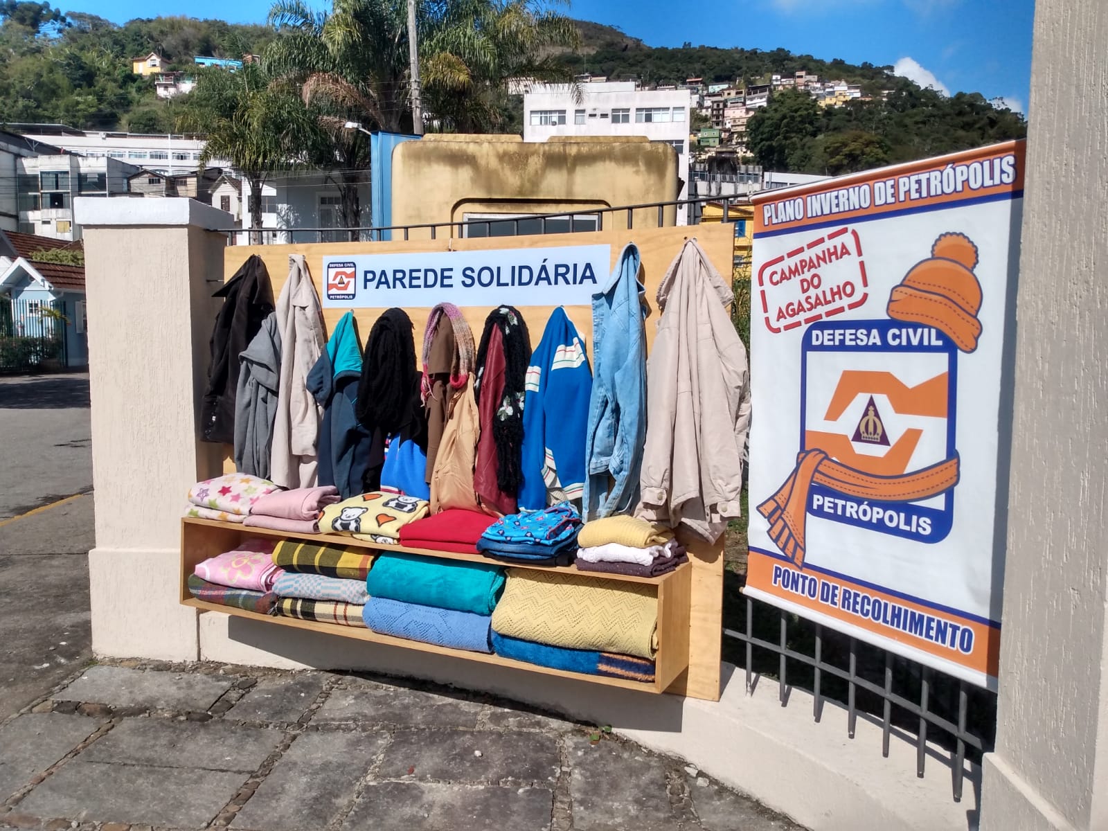 Parede Solidária intensifica campanha de inverno, com a arrecadação de agasalhos e cobertores, na sede Defesa Civil