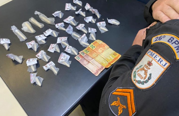 Jovem é preso após ser flagrado vendendo drogas no Retiro