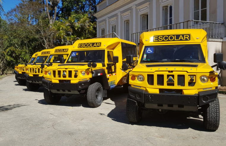 Reforço na frota: Educação recebe cinco micro-ônibus do tipo rural 4×4 para atender alunos da rede municipal