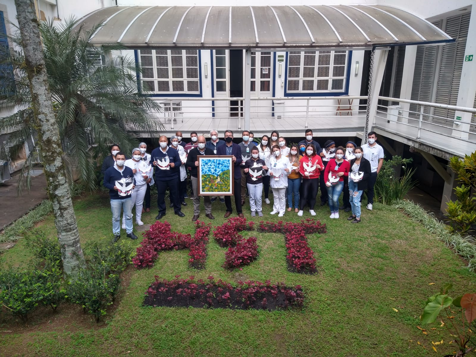 Hospital Santa Teresa recebe homenagem do Colégio Bom Jesus Canarinhos